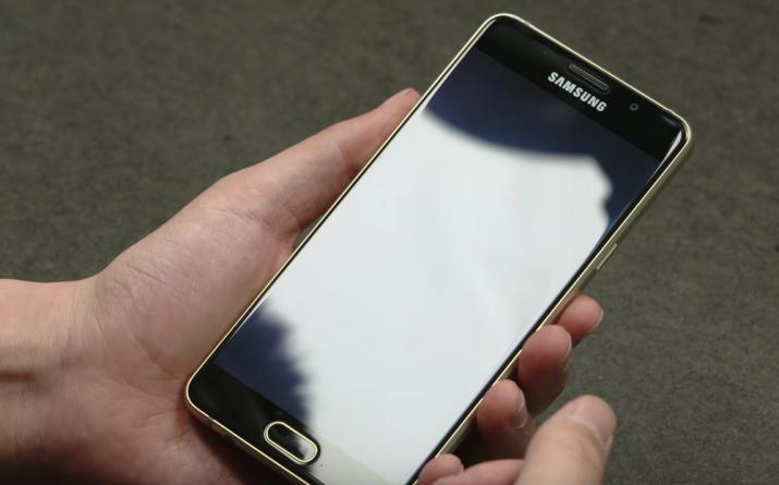 Anmeldelse av Samsung Galaxy A5 SM-A510F (2016) Duos: stilig og dyr smarttelefon