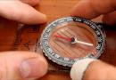 Kaip nustatyti azimutą naudojant kompasą